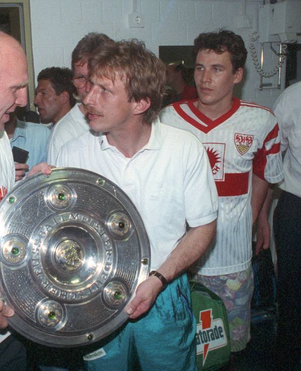 Christoph Daum feiert mit Dieter Hoeness und dem Team 1992 die Meisterschaft