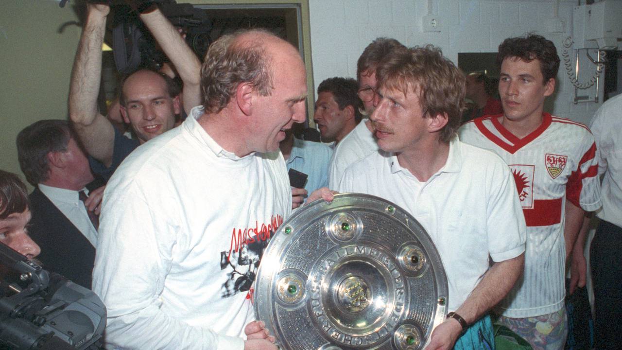 Christoph Daum feiert mit Dieter Hoeness und dem Team 1992 die Meisterschaft