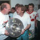 Christoph Daum feiert mit Dieter Hoeness und dem Team 1992 die Meisterschaft
