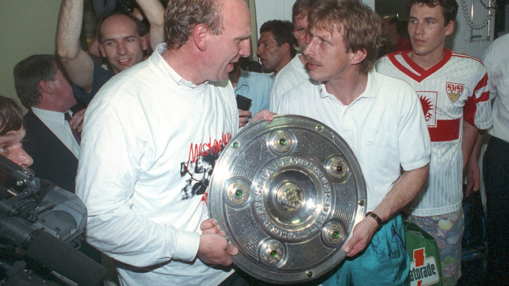 Christoph Daum feiert mit Dieter Hoeness und dem Team 1992 die Meisterschaft