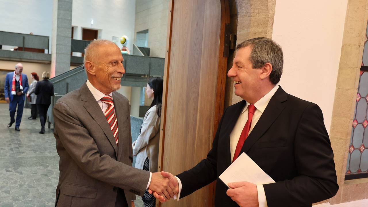 FC-Präsident Werner Wolf empfängt Christoph Daum zum 75. Geburtstag des Klubs im Kölner Rathaus. (Foto: 13. Februar 2023)