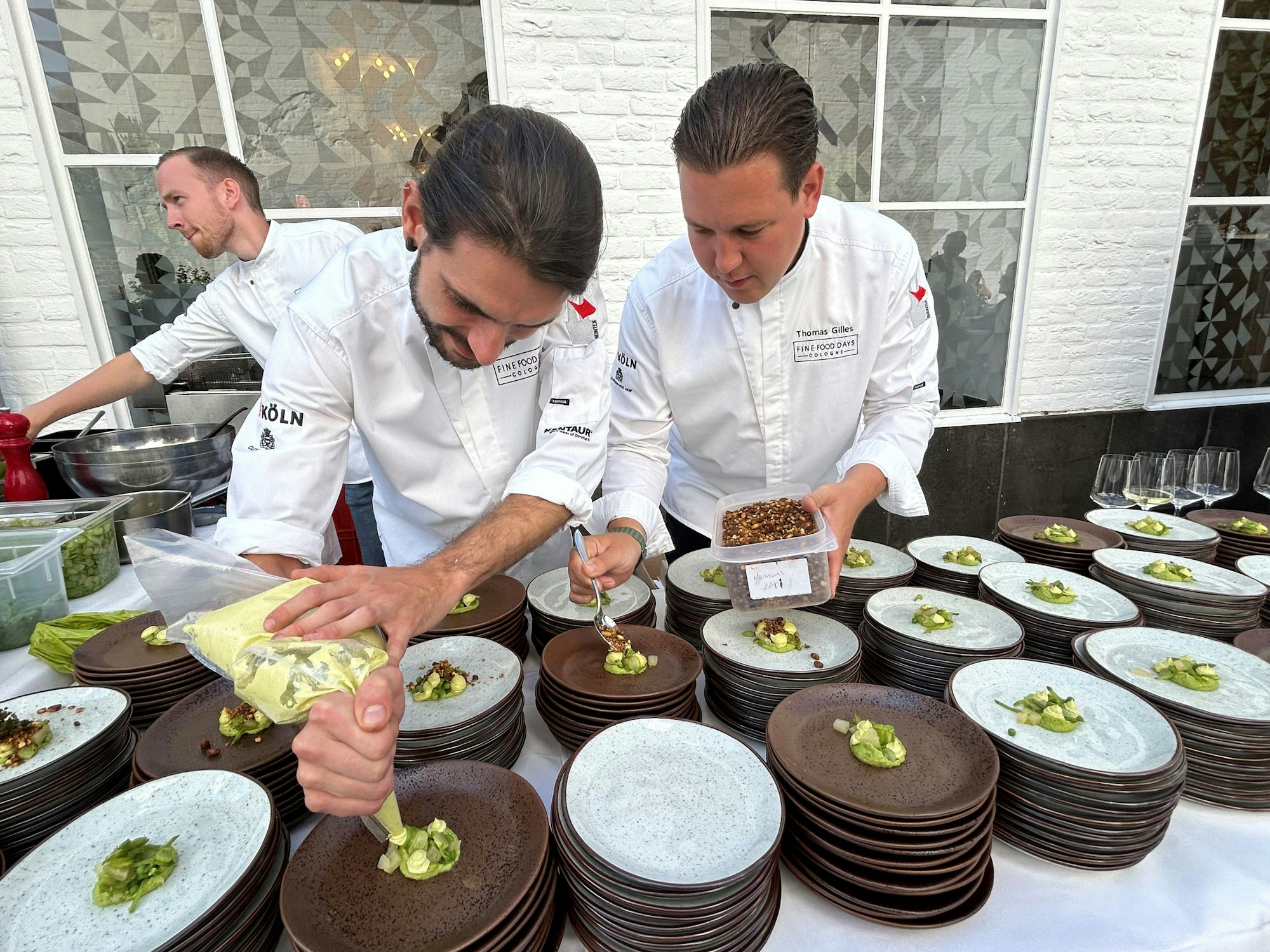 Thomas Gilles bei der Zubereitung eines Gerichts.