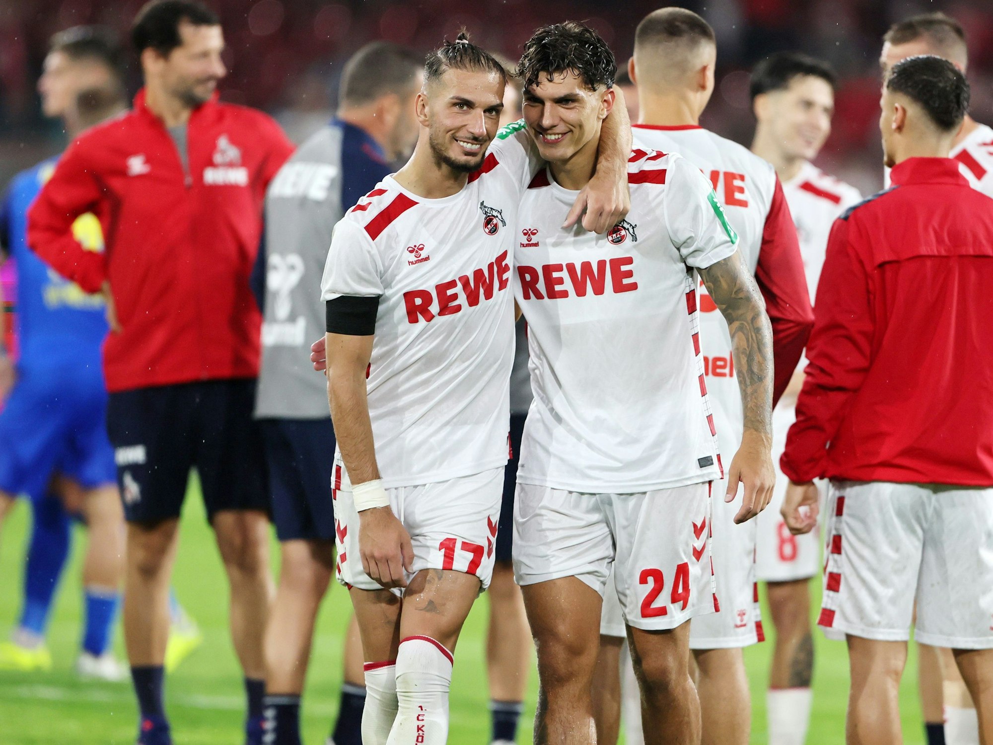 Leart Pacarada und Julian Pauli nach dem Sieg gegen Braunschweig.