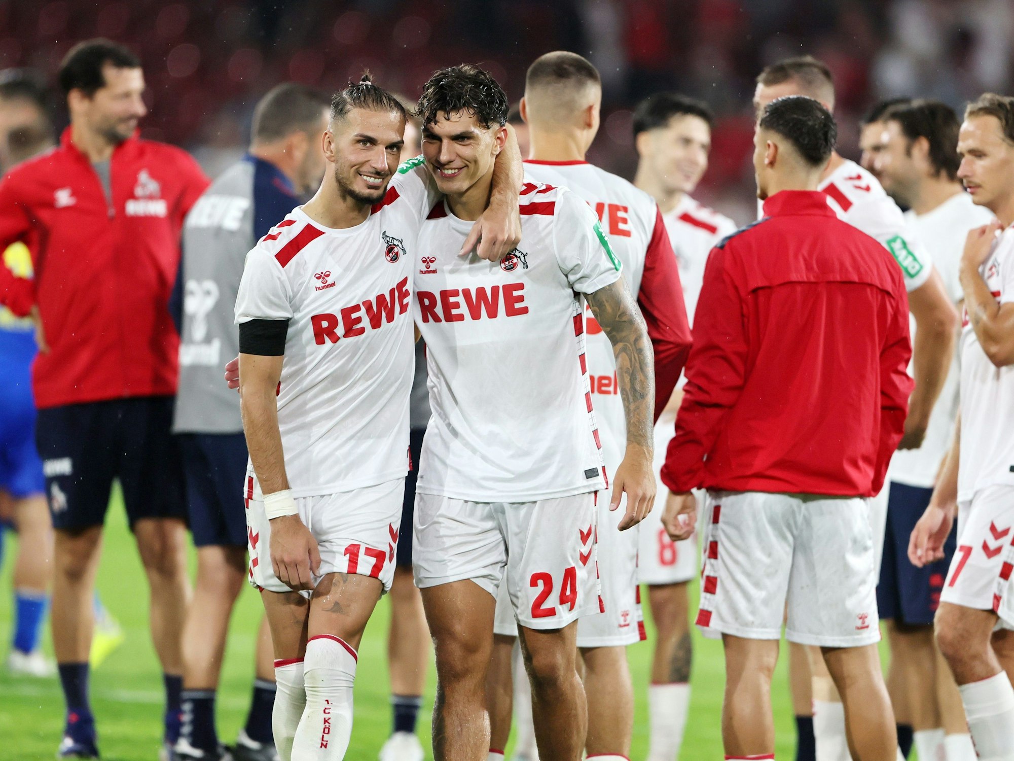 Leart Pacarada umarmt Julian Pauli (1. FC Köln).