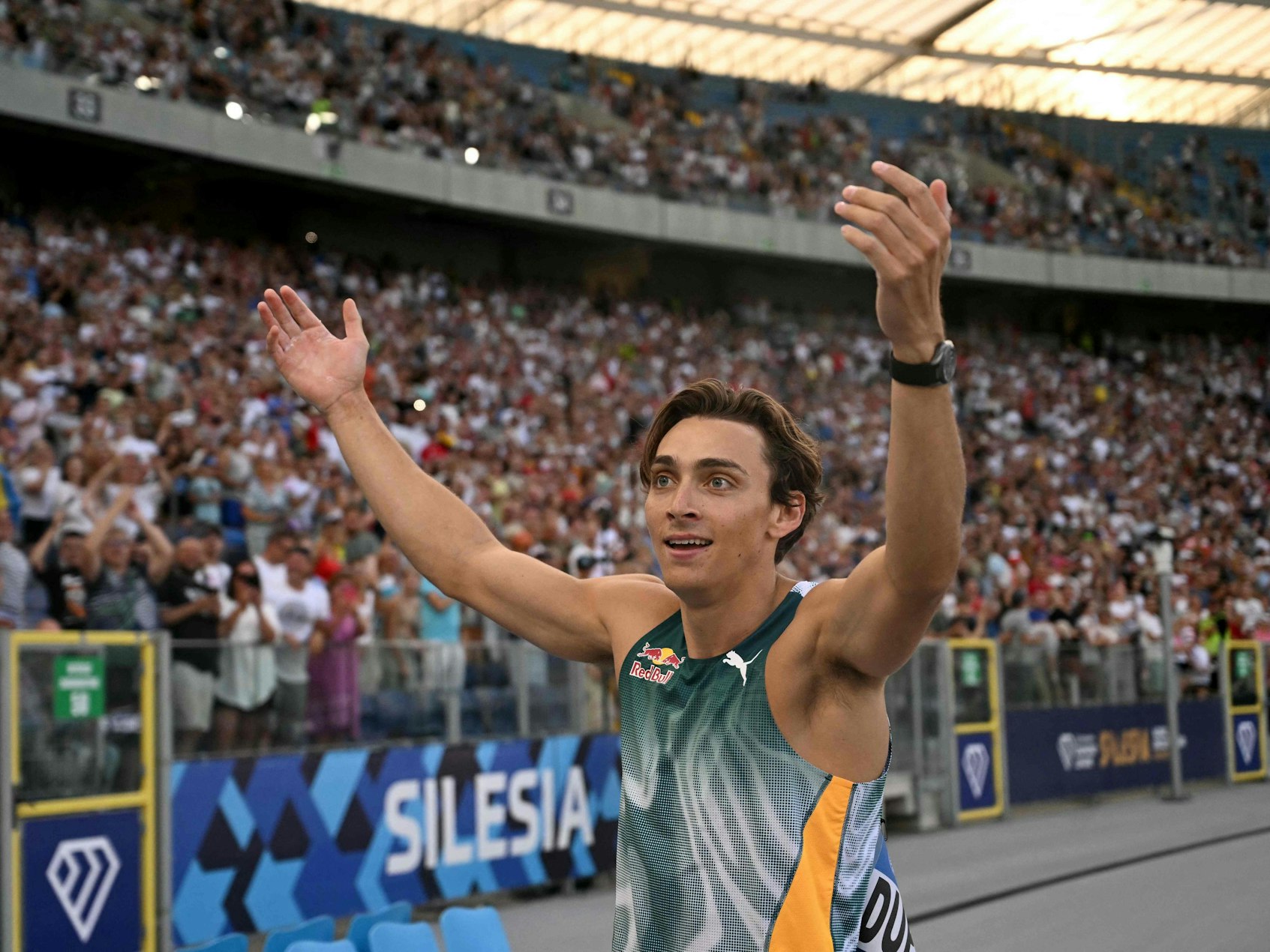 Stab-Star Armand Duplantis jubelt mit erhobenen Armen.