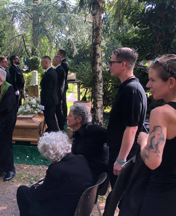 Zahlreiche Menschen bei der Beerdigung von Kabarettist Richard Rogler in Köln.