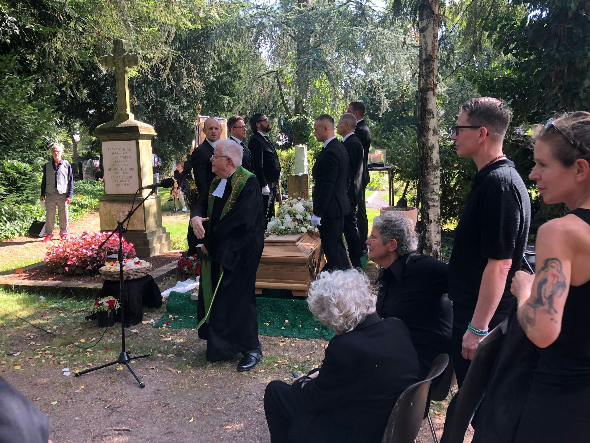 Zahlreiche Menschen bei der Beerdigung von Kabarettist Richard Rogler in Köln.