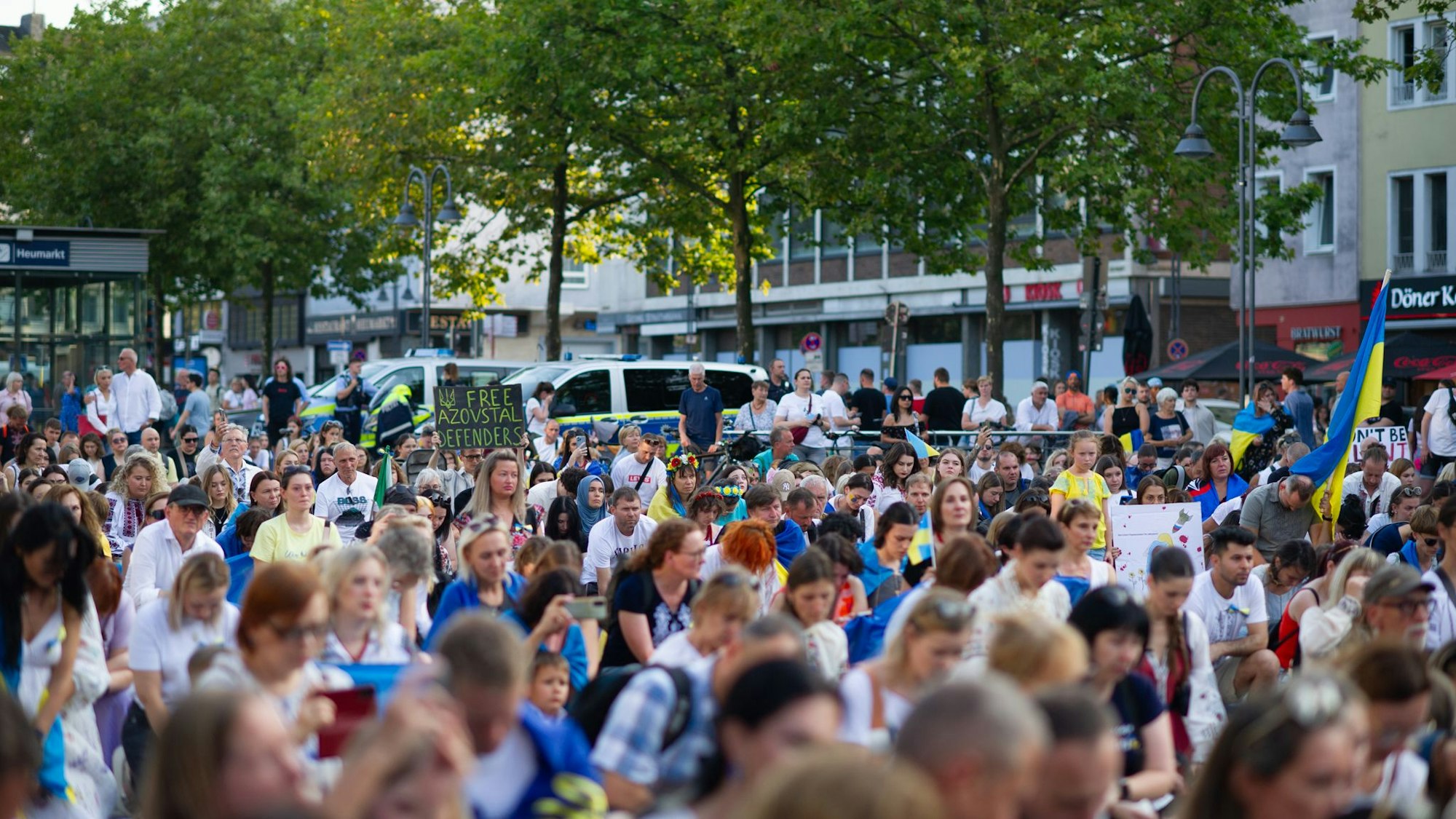 Viele Menschen demonstrieren in Köln in blau und gelb für die Ukraine.