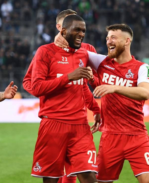 Kölns Anthony Modeste (M.) und Salih Özcan (r.) bejubeln den Sieg.