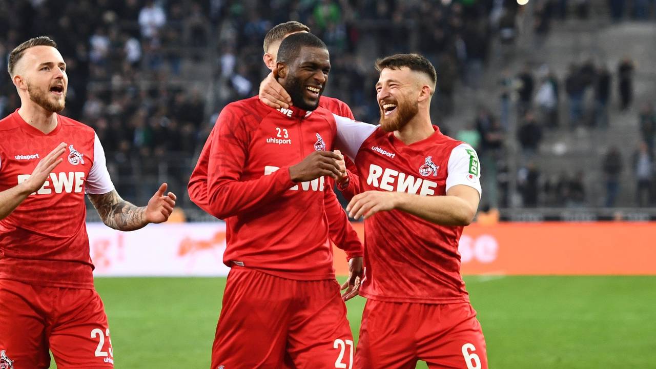 Kölns Anthony Modeste (M.) und Salih Özcan (r.) bejubeln den Sieg.