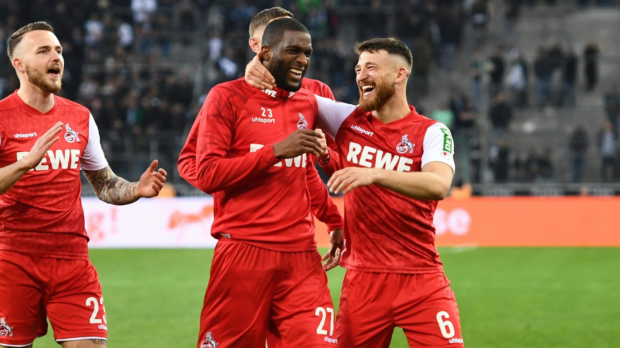 Kölns Anthony Modeste (M.) und Salih Özcan (r.) bejubeln den Sieg.