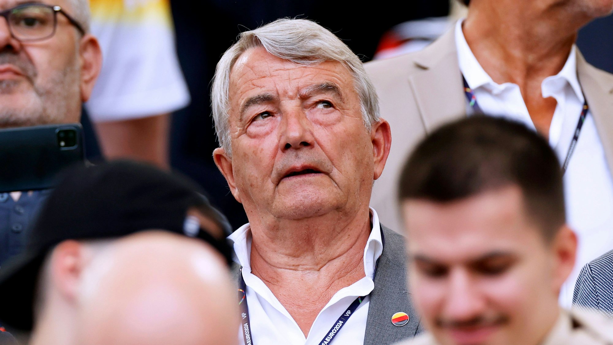 Wolfgang Niersbach verfolgt das EM-Gruppenspiel zwischen Deutschland und Ungarn von der Tribüne aus.