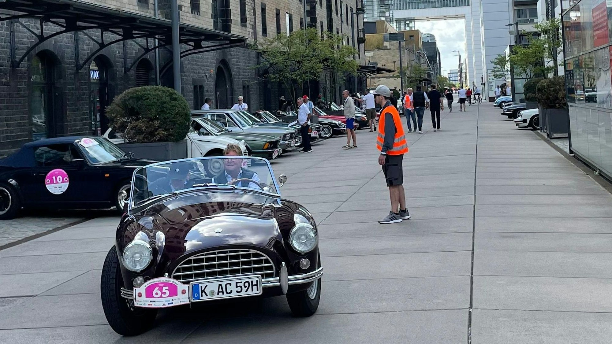 Oldtimerrallye der Karnevalsgesellschaften.