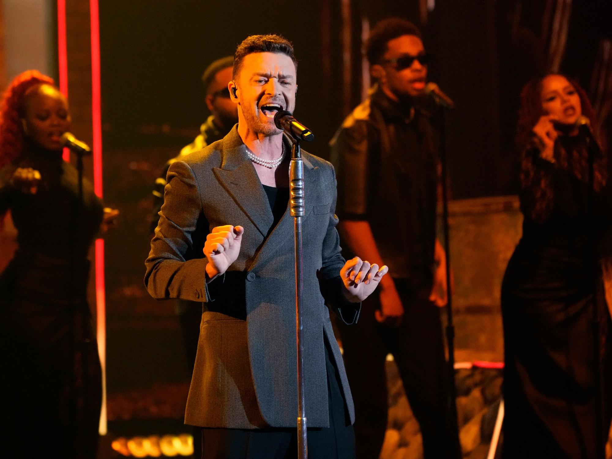 Justin Timberlake singt auf der Bühne.