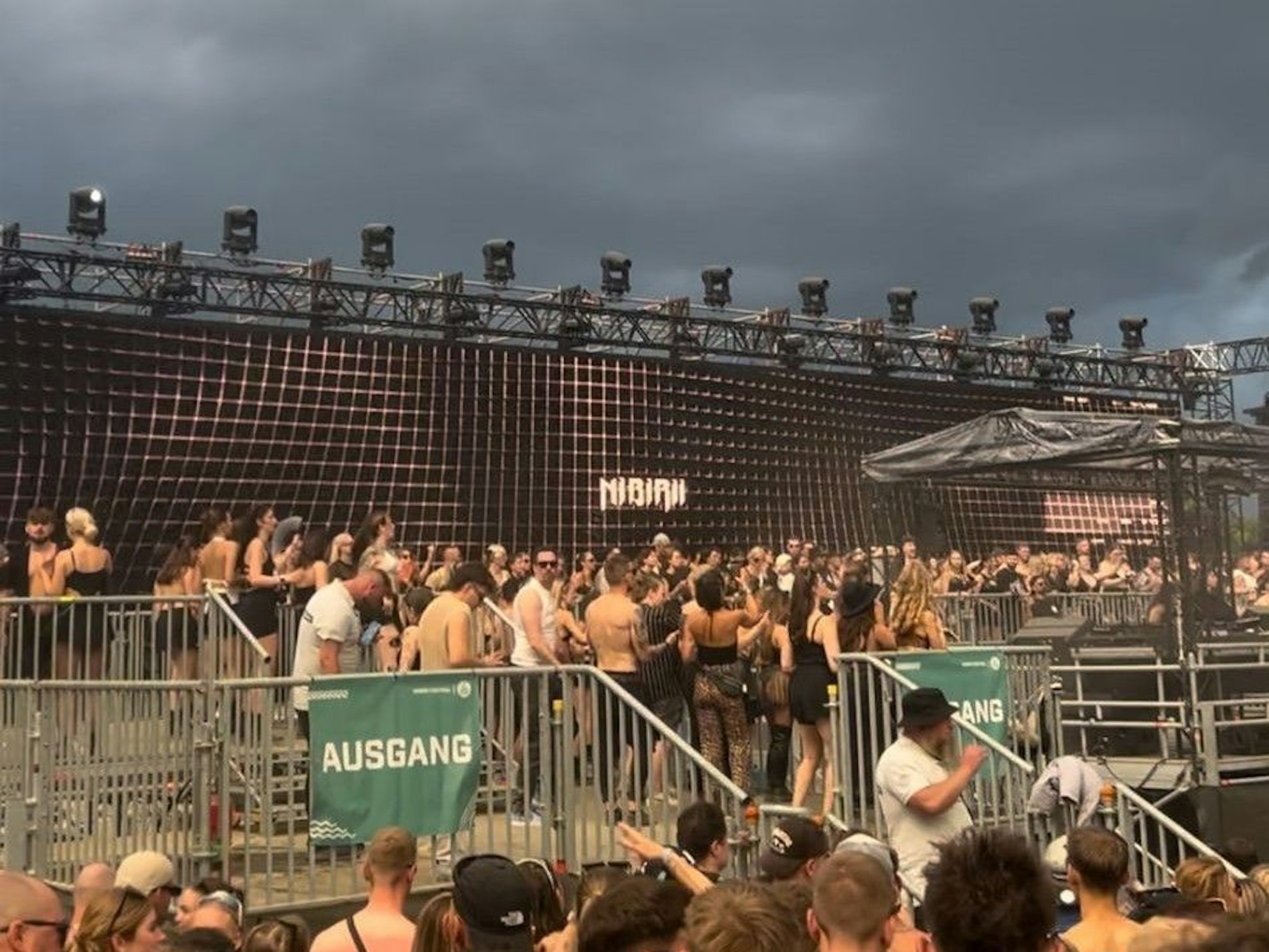 Das Nibirii Festival kurz vor dem Unwetter.