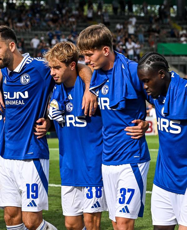 Schalker Mannschaft steht nach dem DFB-Pokalsspiel gegen den VfR Aalen gemeinsam vor den mitgereisten Anhängern.