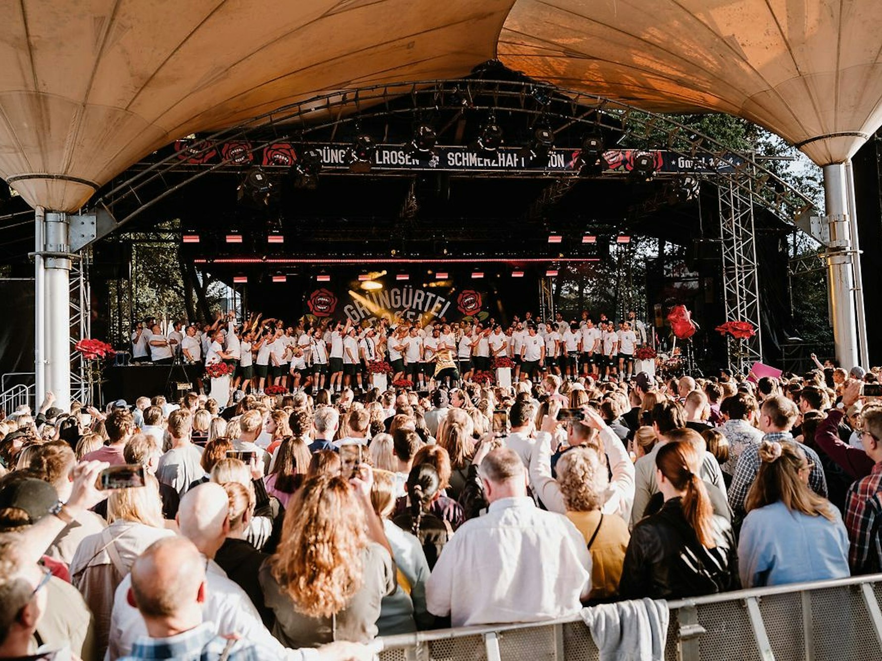 Die Grüngürtelrosen auf der Tanzbrunnen-Bühne.