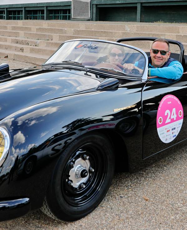 Björn Griesemann in seinem Oldtimer.