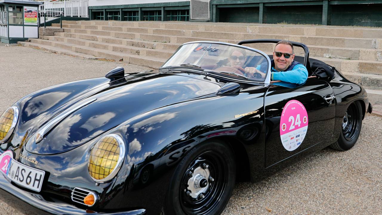 Björn Griesemann in seinem Oldtimer.