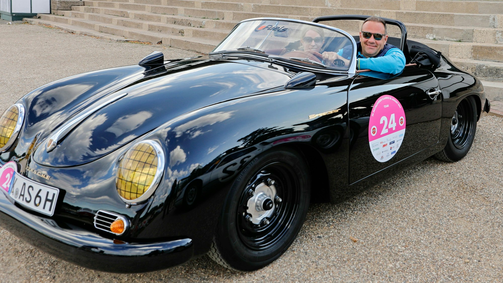 Björn Griesemann in seinem Oldtimer.
