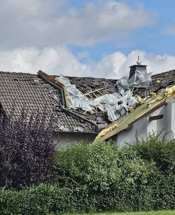 Das Dach eines Wohnhauses ist nach einem Unwetter zerstört.