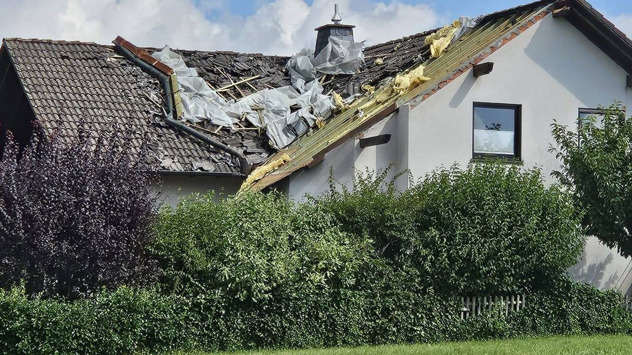 Das Dach eines Wohnhauses ist nach einem Unwetter zerstört.
