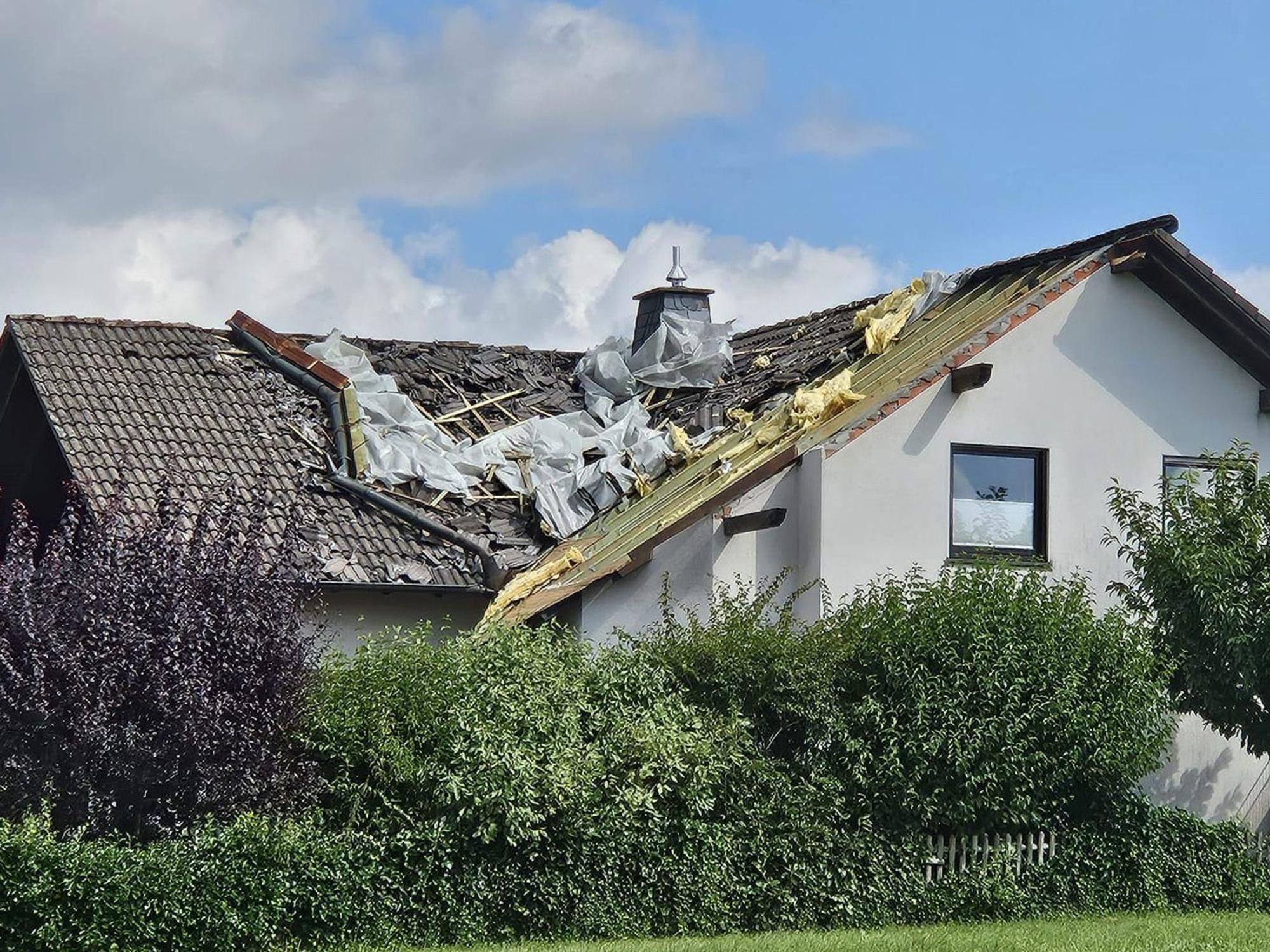 Das Dach eines Wohnhauses ist nach einem Unwetter zerstört.