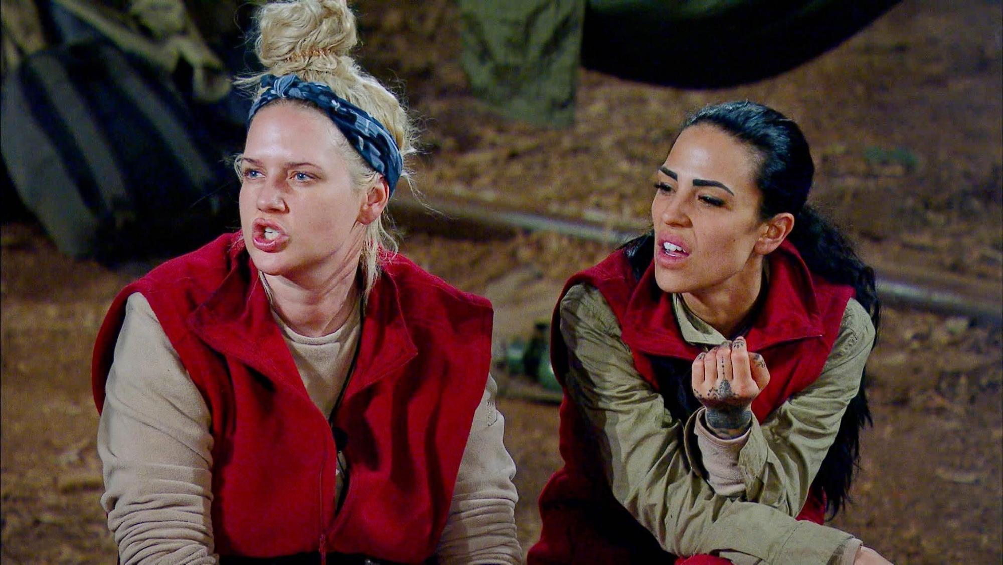 Sarah Knappik (l.), Elena Miras an Tag 12 im Sommer-Dschungelcamp.