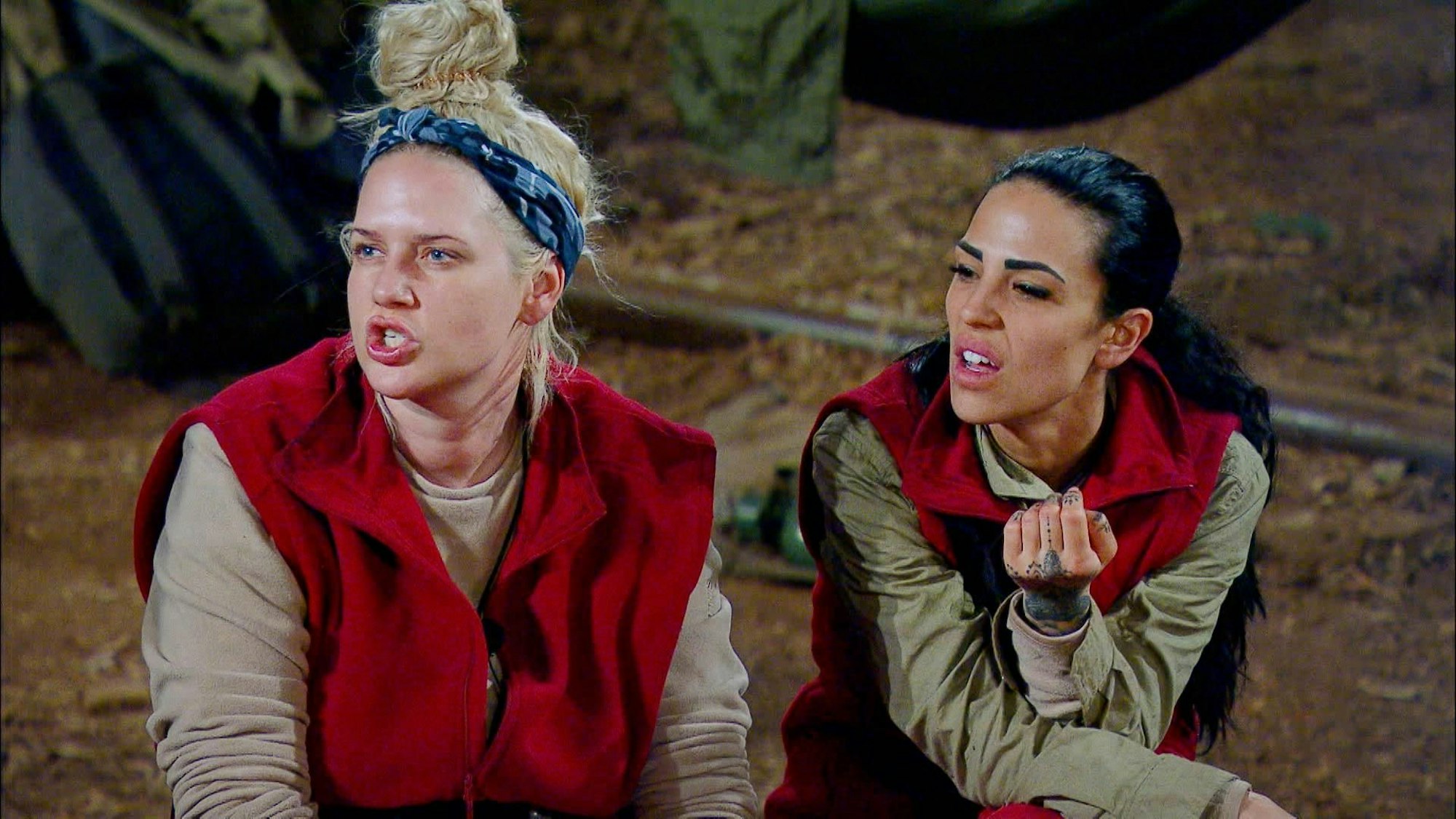 Sarah Knappik (l.), Elena Miras an Tag 12 im Sommer-Dschungelcamp.