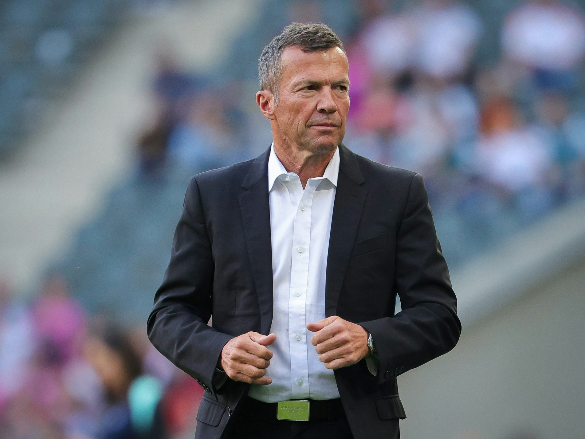 Der ehemaligen Nationalspieler und TV-Experte Lothar Matthäus steht vor dem Spiel am Platz.
