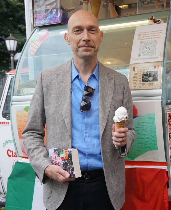 Eric Pfeil mit einem Gelato al Limon am Eiswagen seines Kölner Lieblings-Italiener Gaetano Bevilacqua, der mit seinem Eiswagen „Caffeteria Gelateria Clara“ an der Venloer Straße 279 steht.