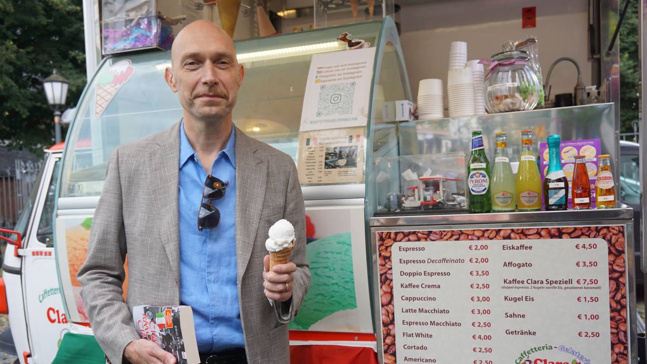 Eric Pfeil mit einem Gelato al Limon am Eiswagen seines Kölner Lieblings-Italiener Gaetano Bevilacqua, der mit seinem Eiswagen „Caffeteria Gelateria Clara“ an der Venloer Straße 279 steht.