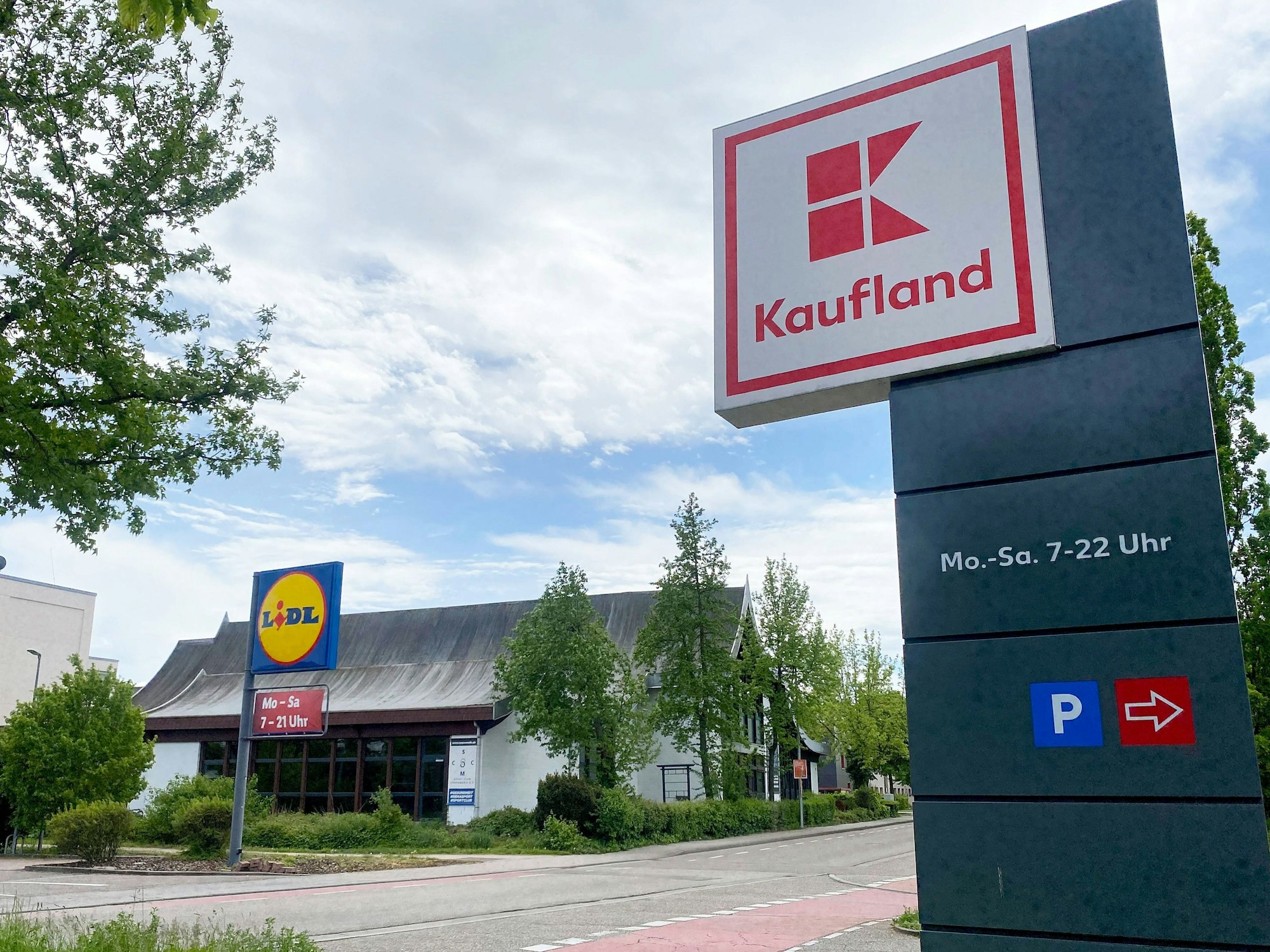 Ein Lidl- und ein Kauflandsupermarkt direkt nebeneinander.