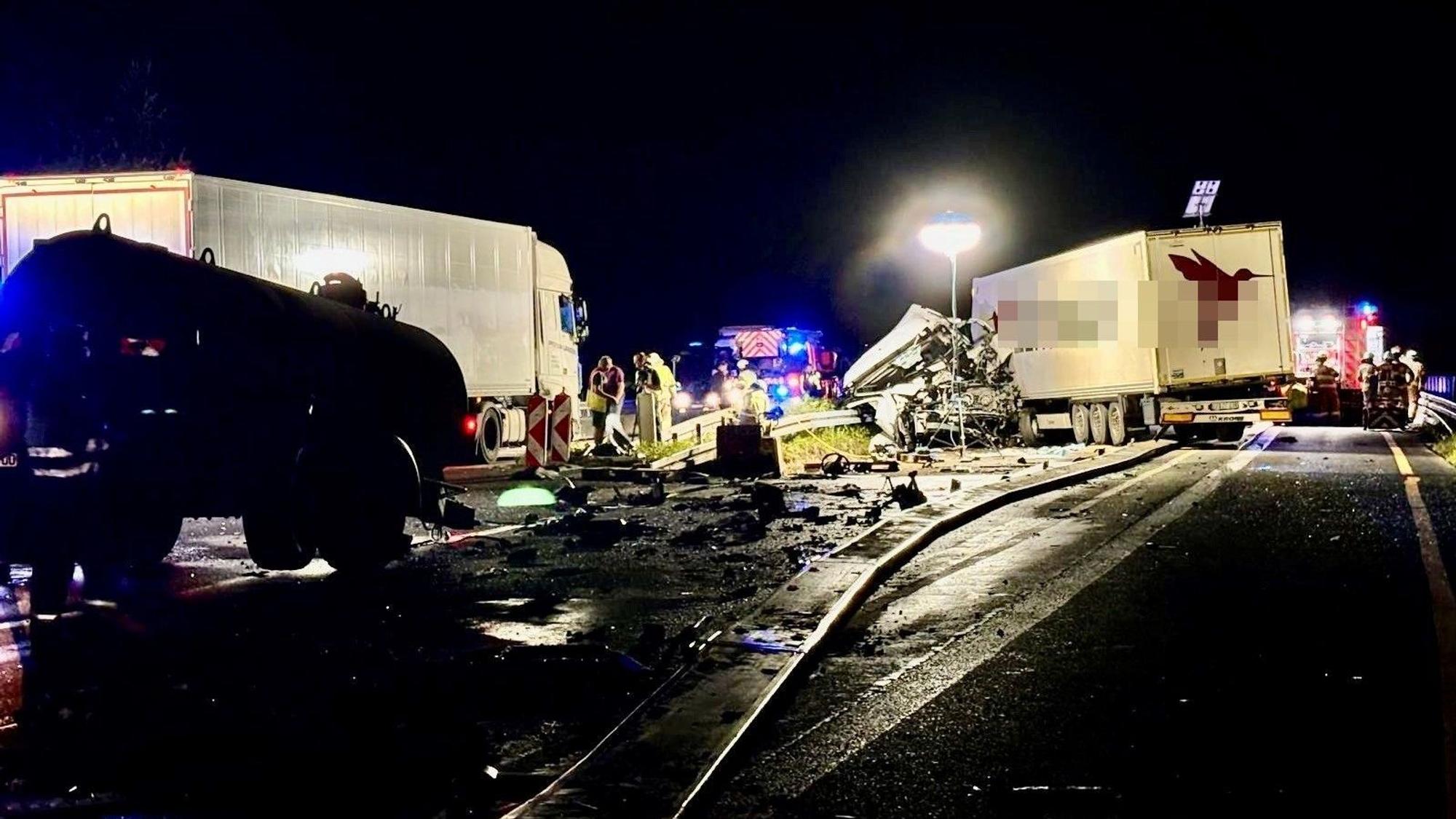 In der Nacht hat es einen schweren Unfall auf der A4 von Olpe kommend gegeben
