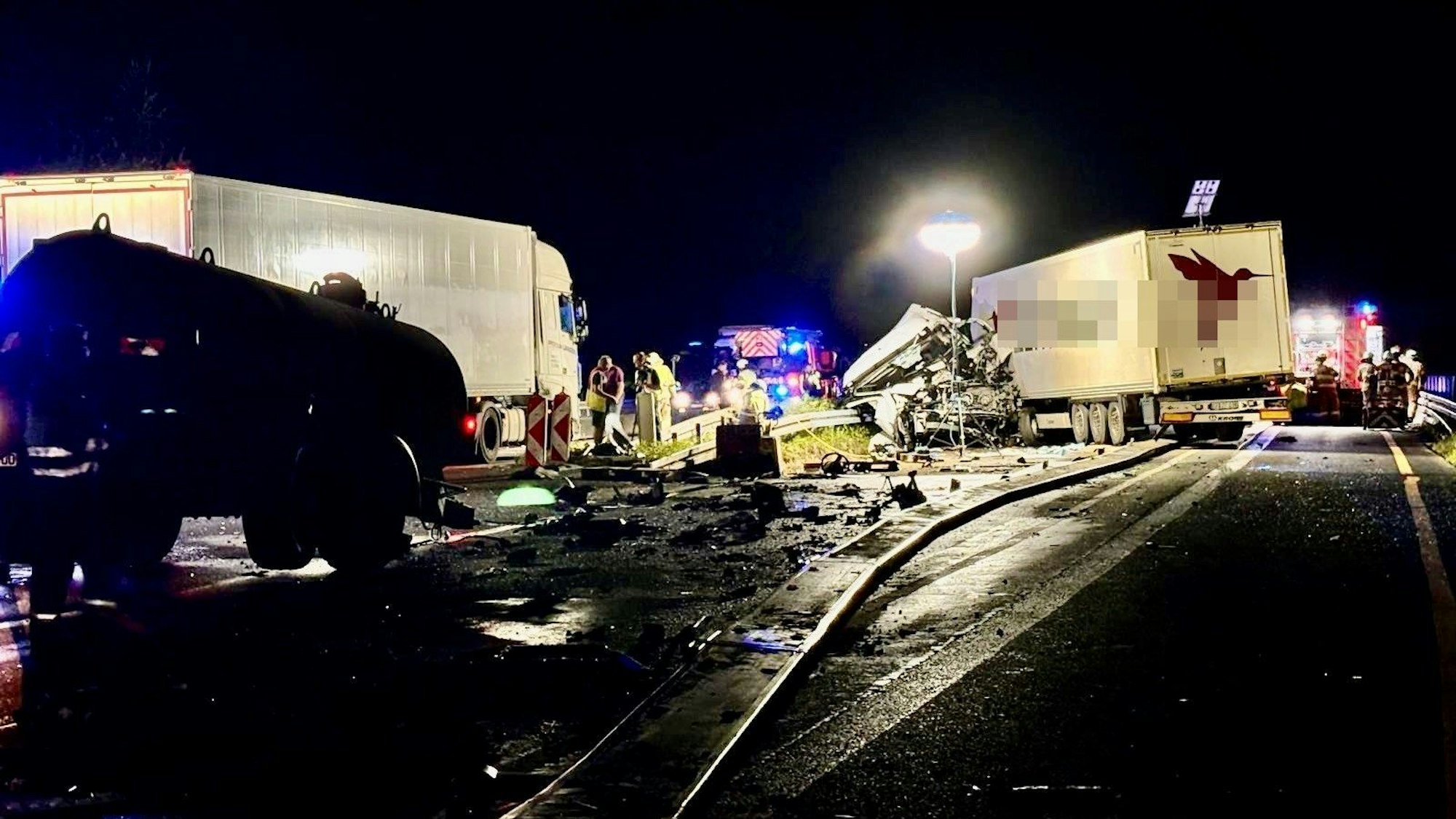 In der Nacht hat es einen schweren Unfall auf der A4 von Olpe kommend gegeben