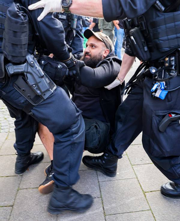 Im Zuge einer Demonstration am 26. August setzt die Polizei einen Mann fest, der vorab versucht hatte, einen Demonstrationszug mit Teilnehmern aus dem rechten Lager zu behindern.
