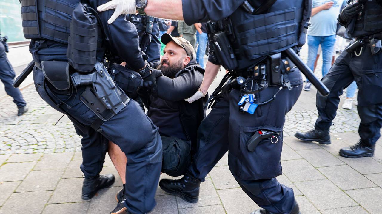 Im Zuge einer Demonstration am 26. August setzt die Polizei einen Mann fest, der vorab versucht hatte, einen Demonstrationszug mit Teilnehmern aus dem rechten Lager zu behindern.