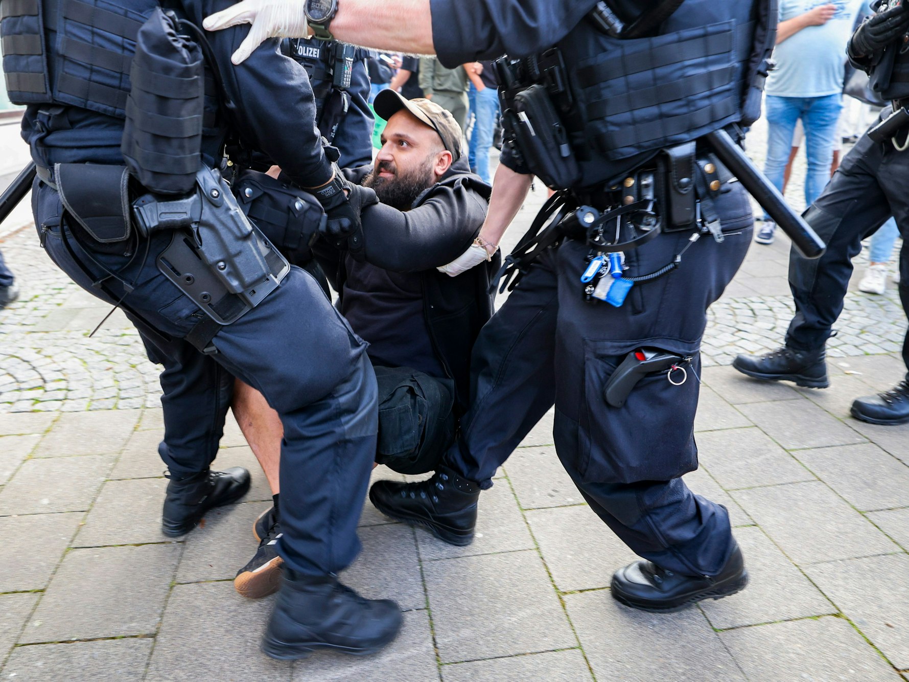 Im Zuge einer Demonstration am 26. August setzt die Polizei einen Mann fest, der vorab versucht hatte, einen Demonstrationszug mit Teilnehmern aus dem rechten Lager zu behindern.