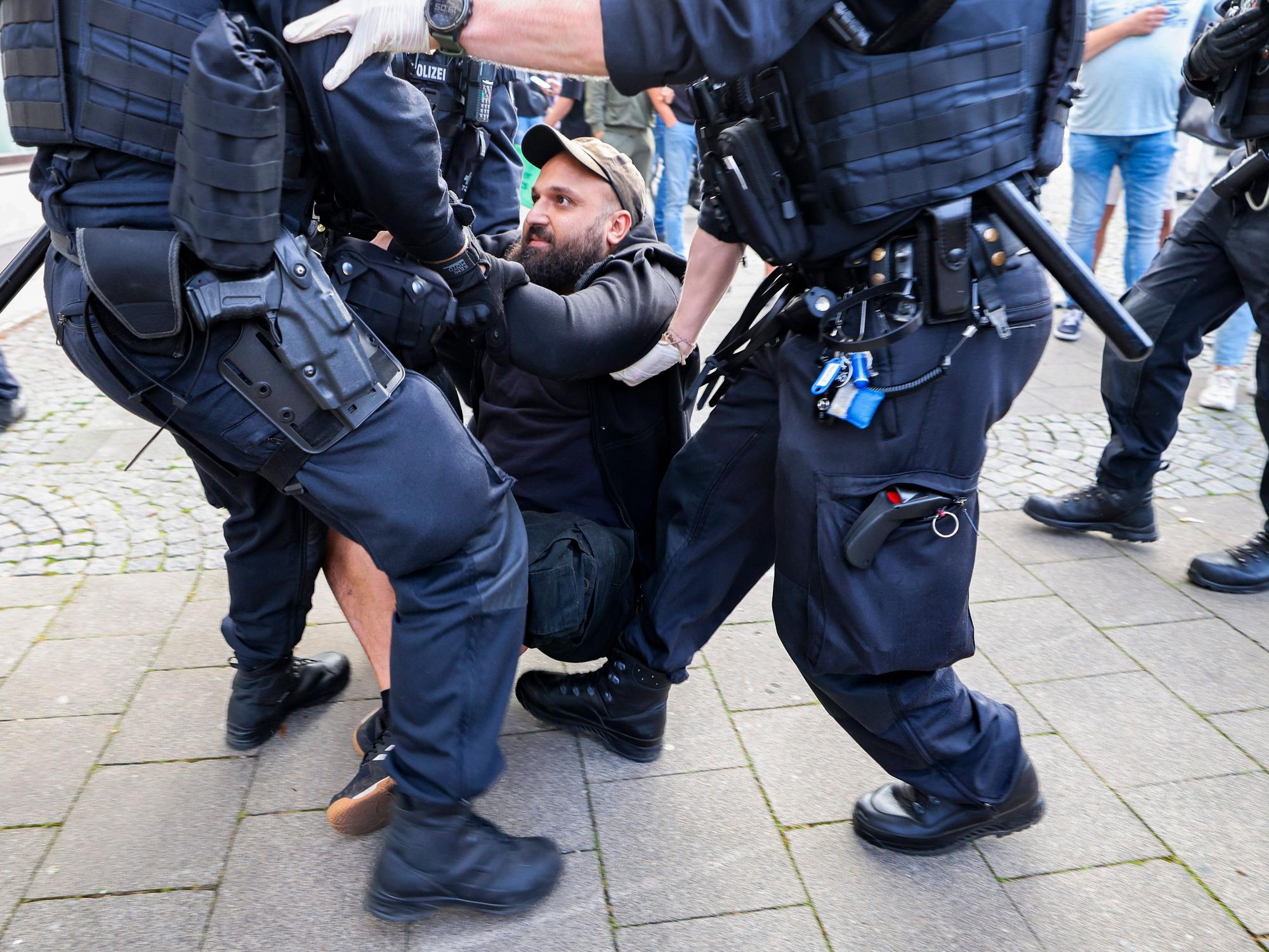Im Zuge einer Demonstration am 26. August setzt die Polizei einen Mann fest, der vorab versucht hatte, einen Demonstrationszug mit Teilnehmern aus dem rechten Lager zu behindern.