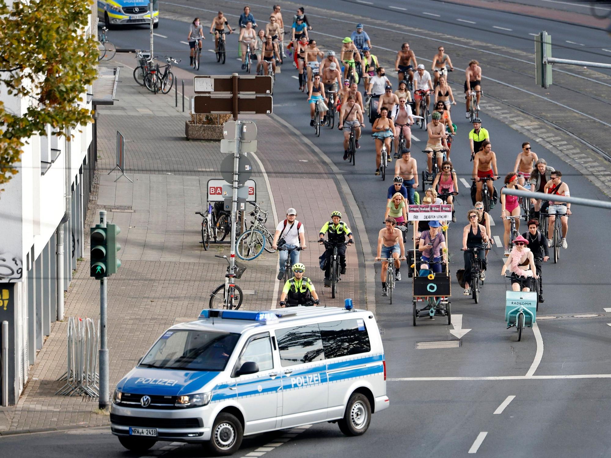 Der „Naked Bike Ride“ durch Köln.