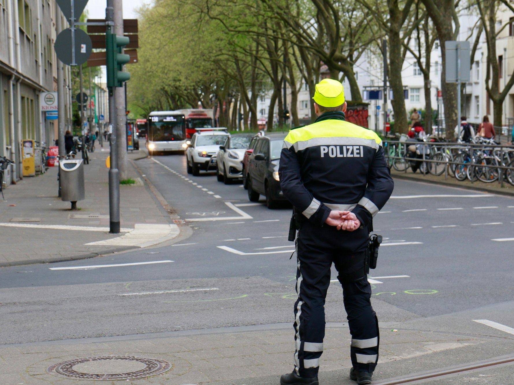 Ein Polizist nach einem Unfall an der Luxemburger Straße.
