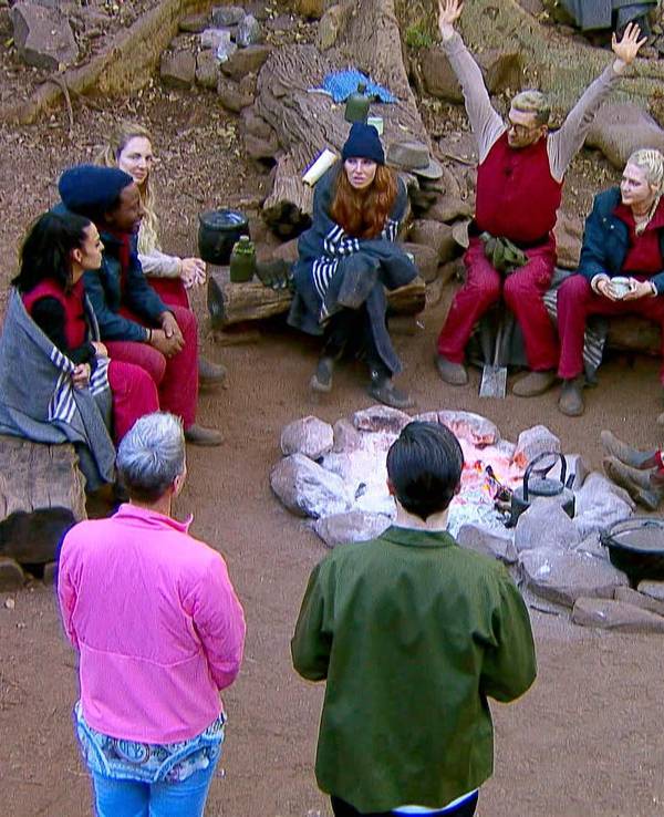 V.l.: Elena Miras, Mola Adebisi, Danni Büchner, Georgina Fleur, Eric Stehfest, Sarah Knappik, Kader Loth, Gigi Birofio, Thorsten Legat lauschen den Worten von Sonja Zietlow und Jan Köppen (im Vordergrund).