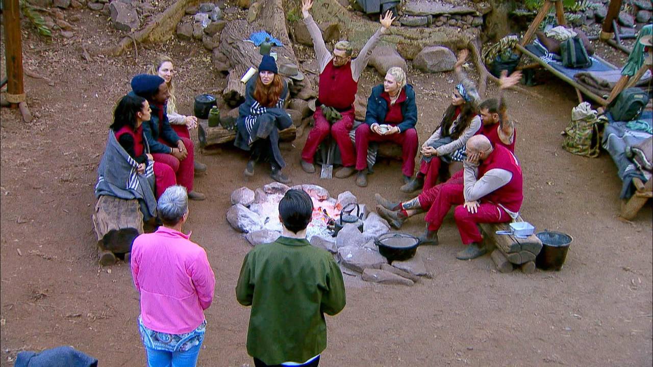 V.l.: Elena Miras, Mola Adebisi, Danni Büchner, Georgina Fleur, Eric Stehfest, Sarah Knappik, Kader Loth, Gigi Birofio, Thorsten Legat lauschen den Worten von Sonja Zietlow und Jan Köppen (im Vordergrund).