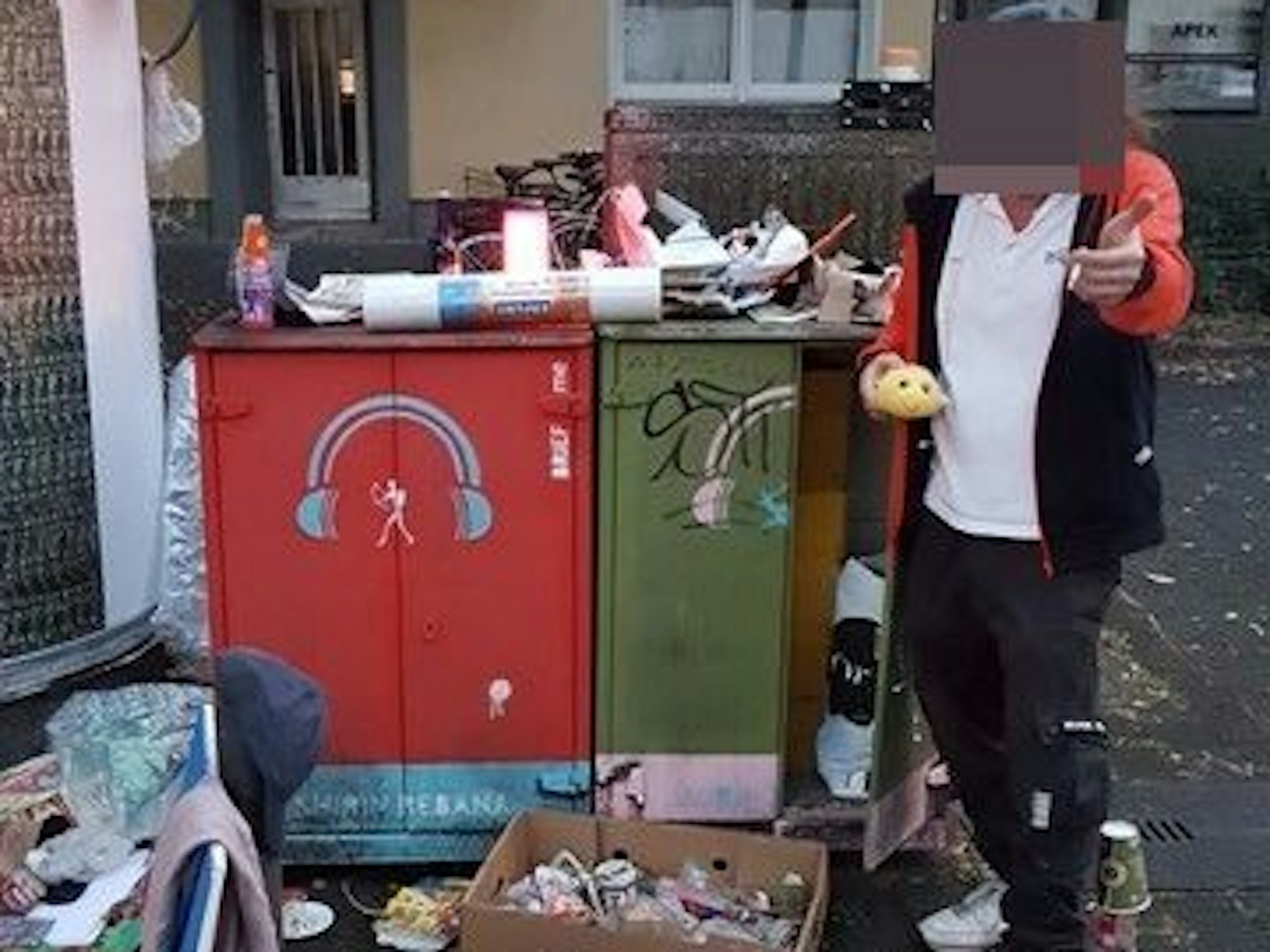 Der wohnungslose „Logo“ steht neben dem gesammelten Müll.