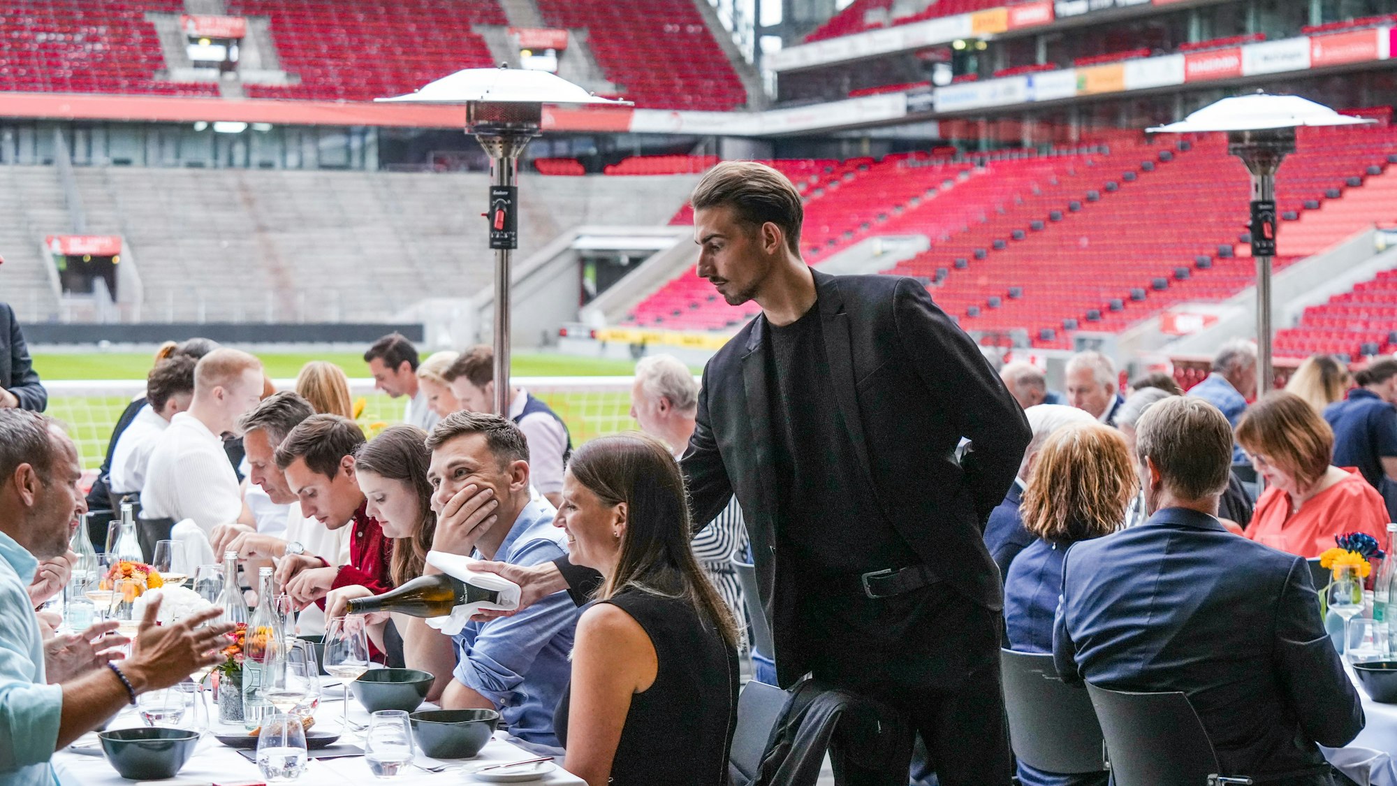 Gäste essen im Kölner Stadion.