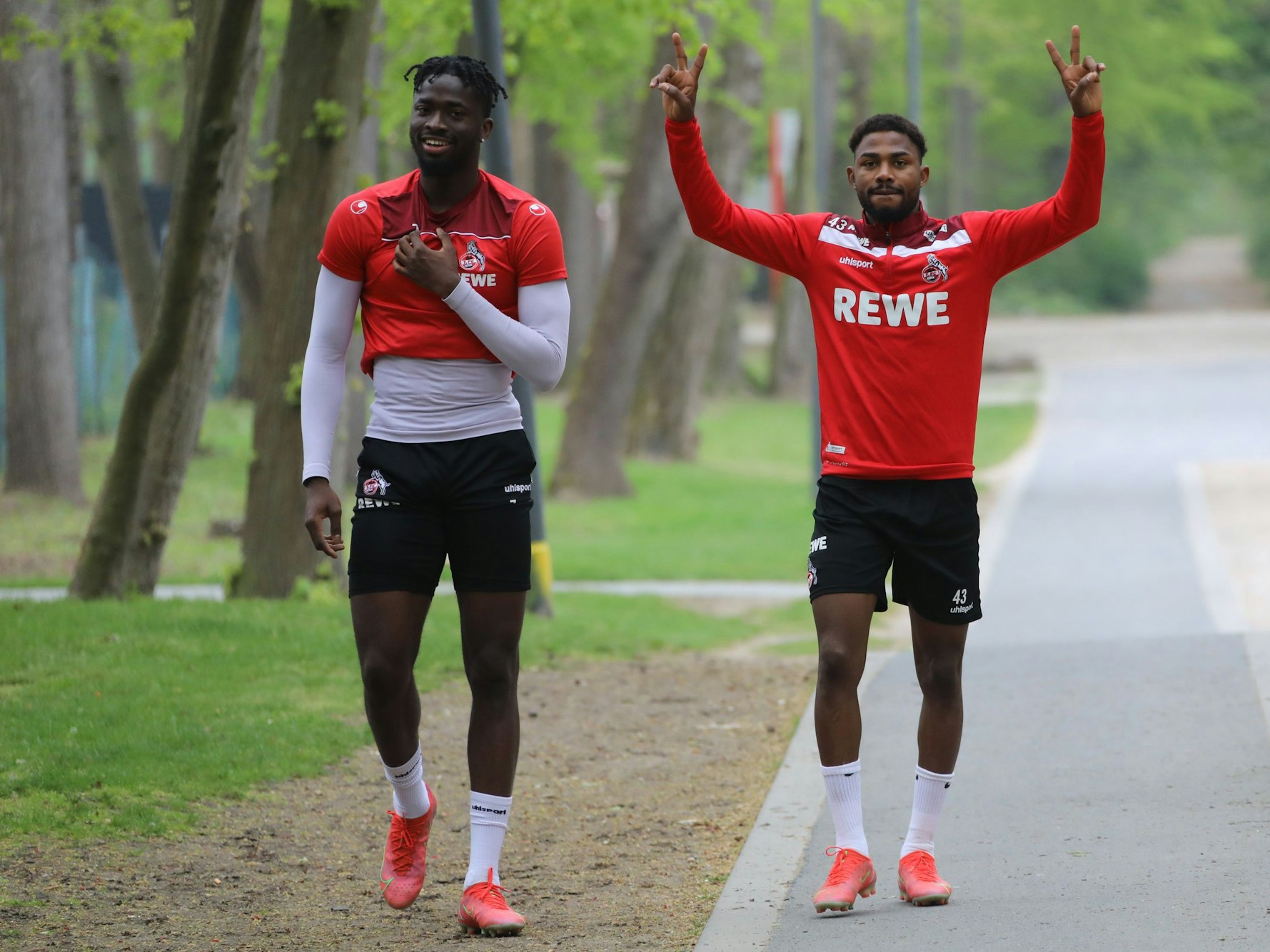 Tolu Arokodare und Emmanuel Dennis auf dem Weg zum Training des 1. FC Köln.