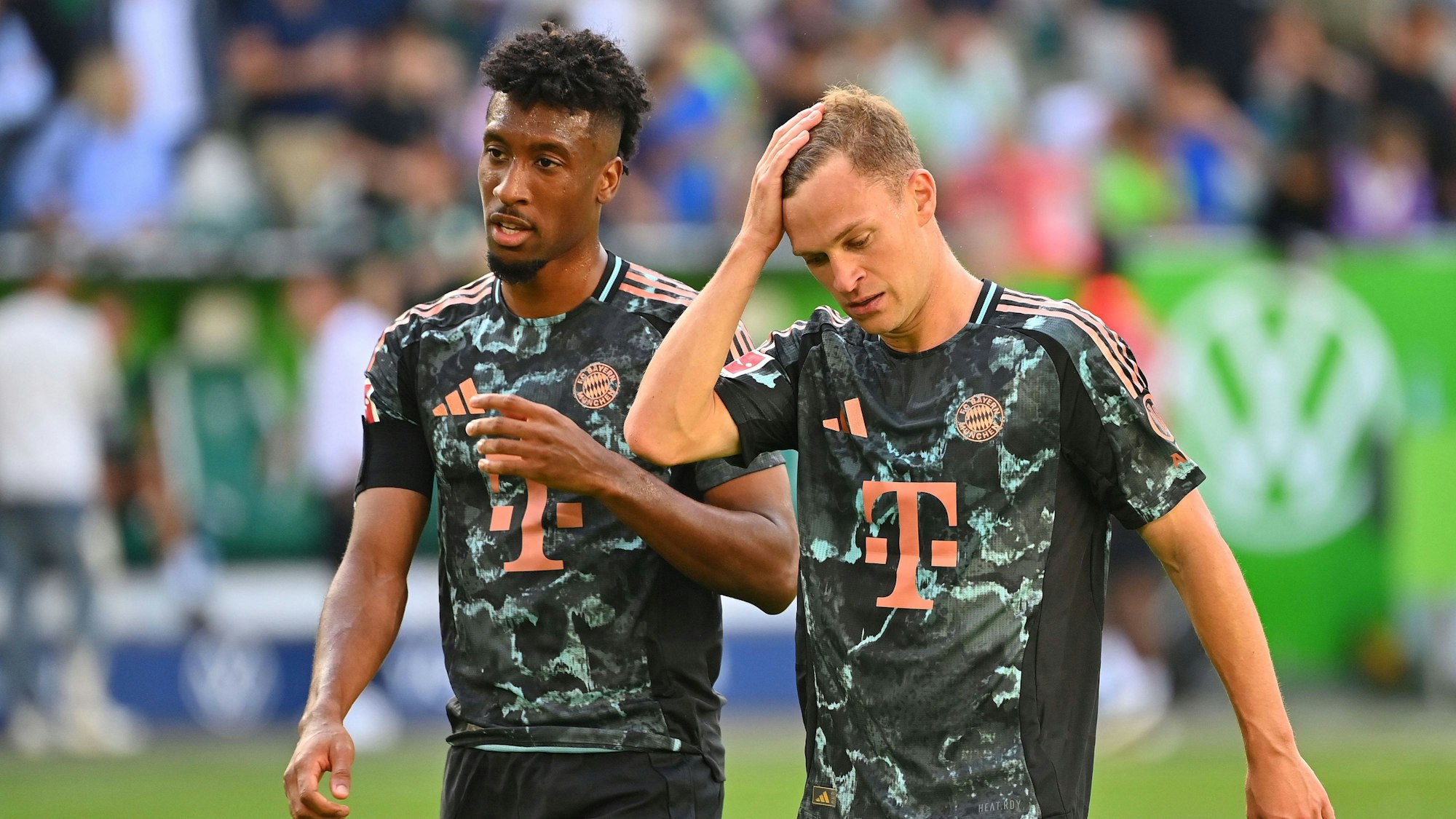 Kingsley Coman und Joshua Kimmich am Sonntag (25. August 2024) beim Bundesliga-Auftakt des FC Bayern in Wolfsburg.
