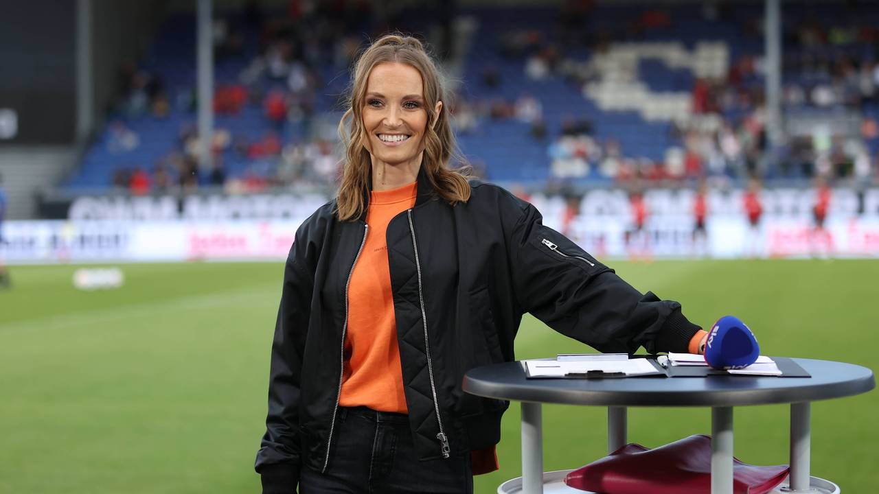 Nele Schenker steht vor dem Relegationsspiel zwischen Wehen Wiesbaden und Jahn Regensburg an ihrem Moderationstisch.