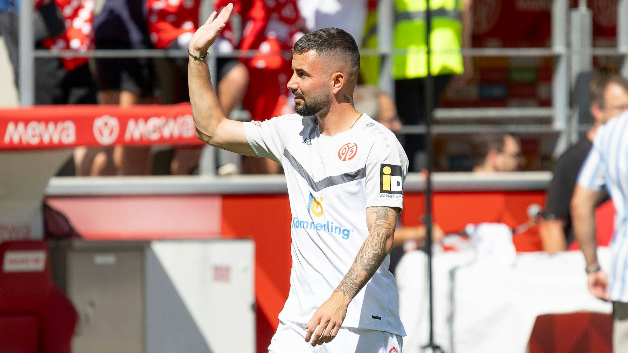 Marco Richter winkt am Rande des Mainzer Saison-Auftakts gegen Union Berlin.