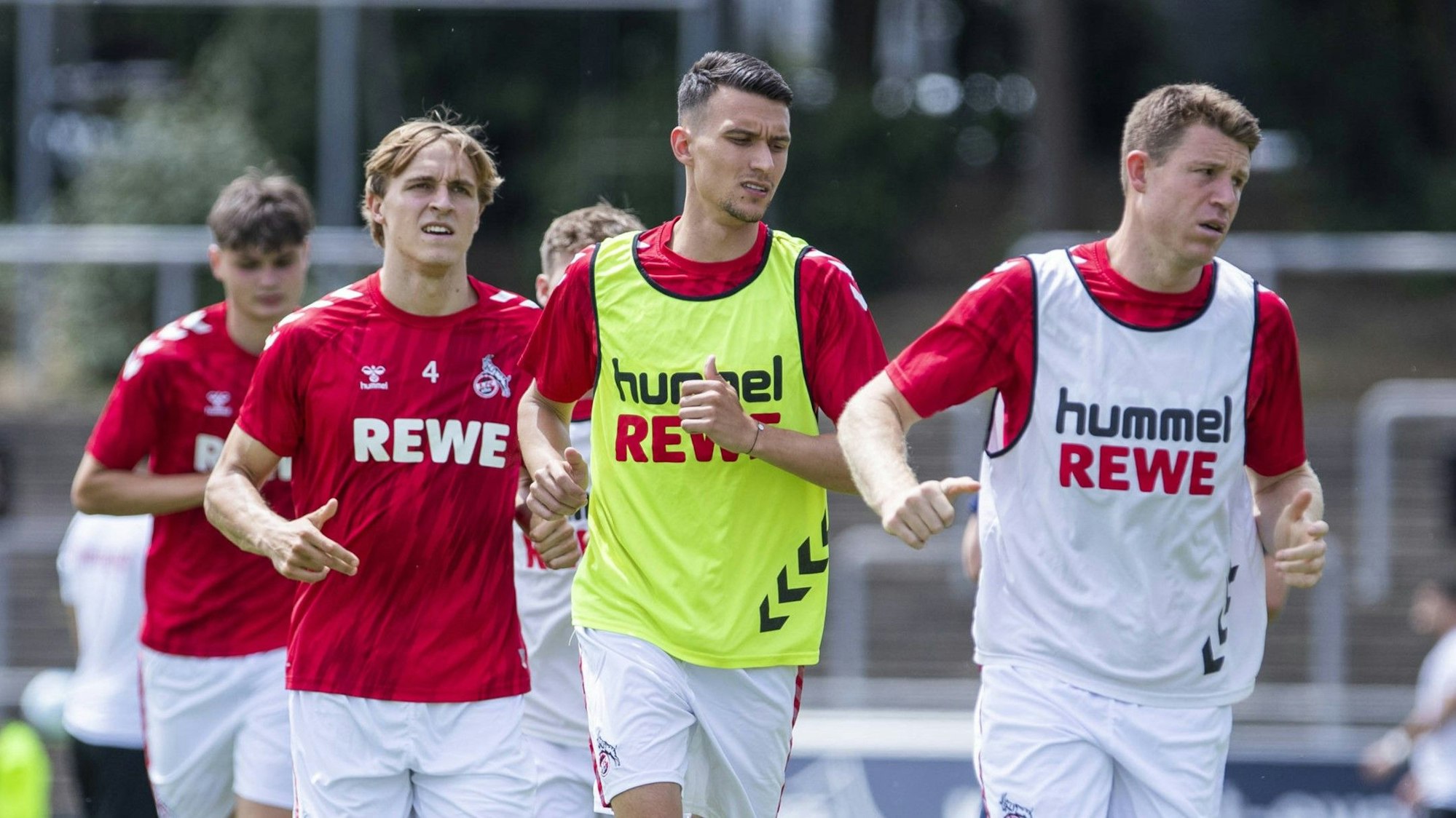 Die FC-Profis Dominique Heintz, Dejan Ljubicic und Timo Hübers beim Aufwärmprogramm am 29. Juni 2024 vor dem Testspiel gegen Rheingold Poll